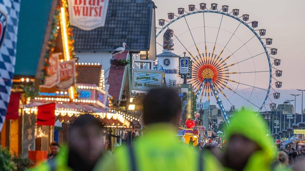 Nach einer Bombendrohung wurde am Mittwoch das Oktoberfest gesperrt. Am Abend startete dann der Festbetrieb.