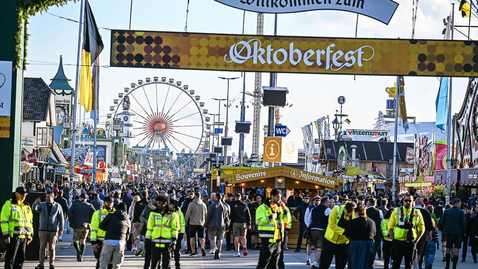 Die Wiesn wurde am Abend wieder geöffnet. Die Wiesn wurde am Abend wieder geöffnet.