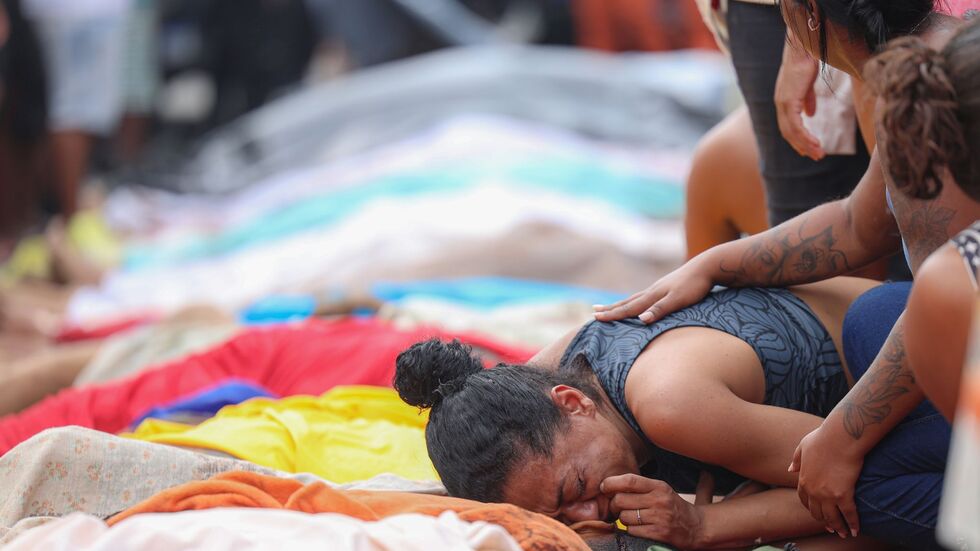 Nach dem blutigen Polizeieinsatz wird um die Getöteten getrauert. Menschenrechtsorganisationen fordern eine Untersuchung. Nach dem blutigen Polizeieinsatz wird um die Getöteten getrauert. Menschenrechtsorganisationen fordern eine Untersuchung.