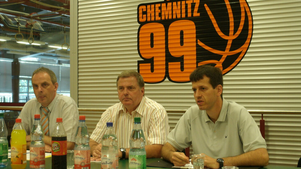 Torsten Loibl (rechts) mit Niners-Geschäfts­führer Wolfgang Leibiger und Präsi­dent Detlef Müller Torsten Loibl (rechts) mit Niners-Geschäftsführer Wolfgang Leibiger und Präsident Detlef Müller