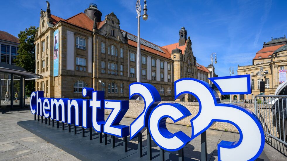 Zum Abschluss des Kulturhauptstadtjahres 2025 nehmen die Kunstsammlungen Chemnitz das Werk des Avantgarde-Künstlers Carlfriedrich Claus (1930-1998) mit einer Einzelausstellung in den Blick. (Archivbild) 