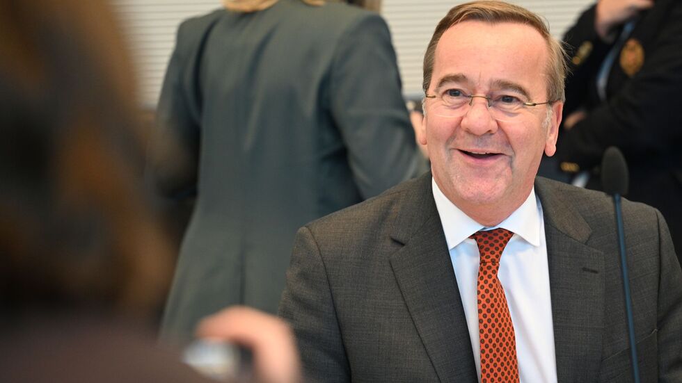 Der fröhliche Eindruck täuscht: In der SPD-Fraktionssitzung gab es von Verteidigungsminister Boris Pistorius sehr kritische Töne zum Wehrdienstvorschlag der Union. 