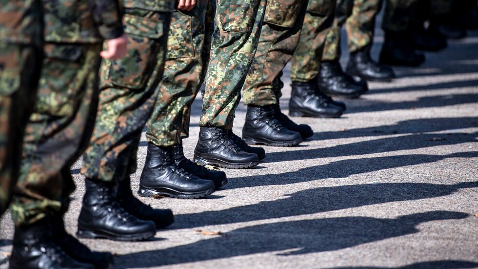 Antreten, Märsche, Schießübungen – sollten in den nächsten Jahren nicht genügend Freiwillige bei der Bundeswehr zusammenkommen, könnte auch die Wehrpflicht wiederbelebt werden. Antreten, Märsche, Schießübungen – sollten in den nächsten Jahren nicht genügend Freiwillige bei der Bundeswehr zusammenkommen, könnte auch die Wehrpflicht wiederbelebt werden.