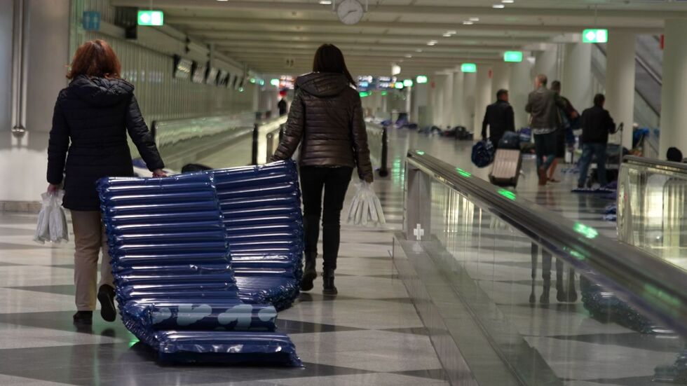 Am Flughafen wurden Luftmatratzen verteilt. Am Flughafen wurden Luftmatratzen verteilt.