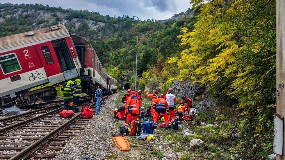 Auf diesem von der slowakischen Polizei veröffentlichten Foto behandeln Rettungskräfte verletzte Fahrgäste nach dem Zugunglück. Auf diesem von der slowakischen Polizei veröffentlichten Foto behandeln Rettungskräfte verletzte Fahrgäste nach dem Zugunglück.