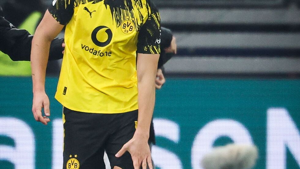 Schlotterbeck verletzt sich gegen den Hamburger SV (Archivbild). Schlotterbeck verletzt sich gegen den Hamburger SV (Archivbild).