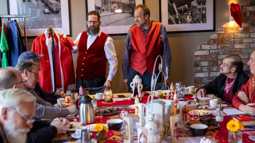 Markus von Juterczenka (links) zeigt ein besonders billiges Weihnachtsmannkostüm, von dem dringen abgeraten wird.
