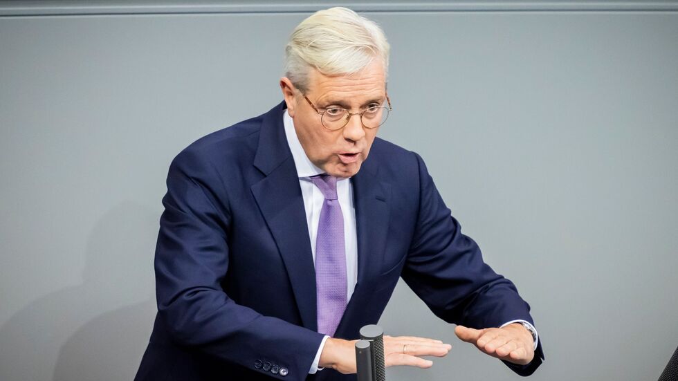 Unionsfraktionsvize Norbert Röttgen (CDU) verteidigt den Vorschlag für ein Zufallsverfahren zur möglichen Auswahl von Wehrdienstleistenden.  Unionsfraktionsvize Norbert Röttgen (CDU) verteidigt den Vorschlag für ein Zufallsverfahren zur möglichen Auswahl von Wehrdienstleistenden.
