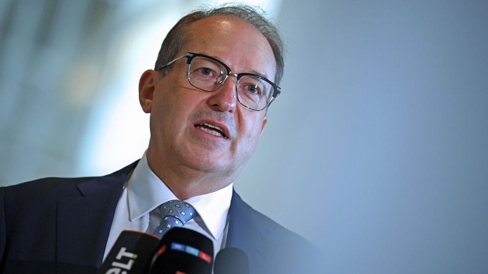 Innenminister Alexander Dobrindt warnt vor einer abstrakten Terrorgefahr. (Archivbild) Innenminister Alexander Dobrindt warnt vor einer abstrakten Terrorgefahr. (Archivbild)