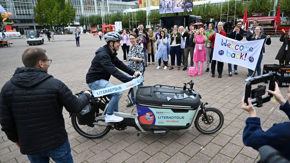Freunde und Familie erwarteten Lennart Schaefer am Ziel.  Freunde und Familie erwarteten Lennart Schaefer am Ziel.