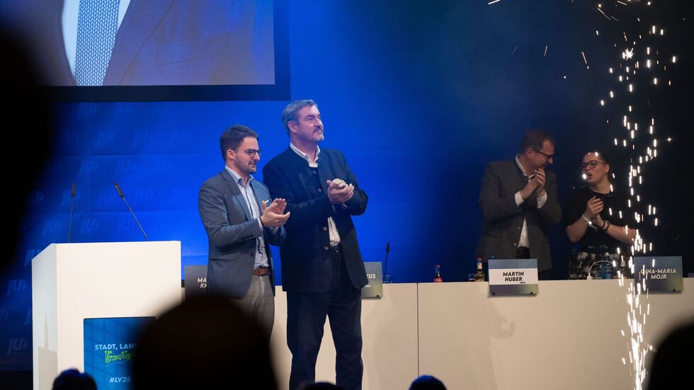 Stehende Ovationen für Markus Söder bei der Ju - in der Aussprache musste sich der CSU-Chef aber vom Parteinachwuchs auch einige kritische Kommentare anhören. (Archivbild)