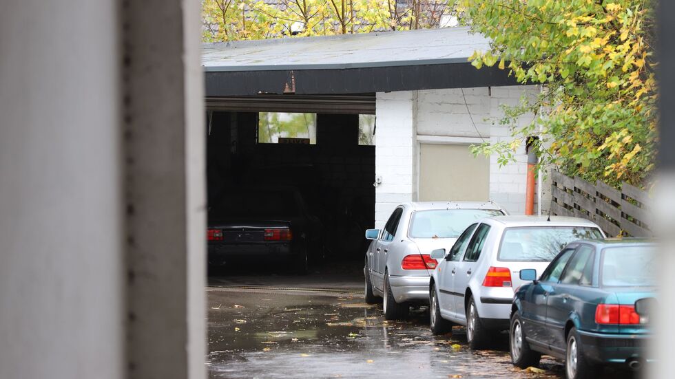 Ob es sich bei den Fundstücken um scharfe Schusswaffen handelt, wird noch untersucht. Ob es sich bei den Fundstücken um scharfe Schusswaffen handelt, wird noch untersucht.