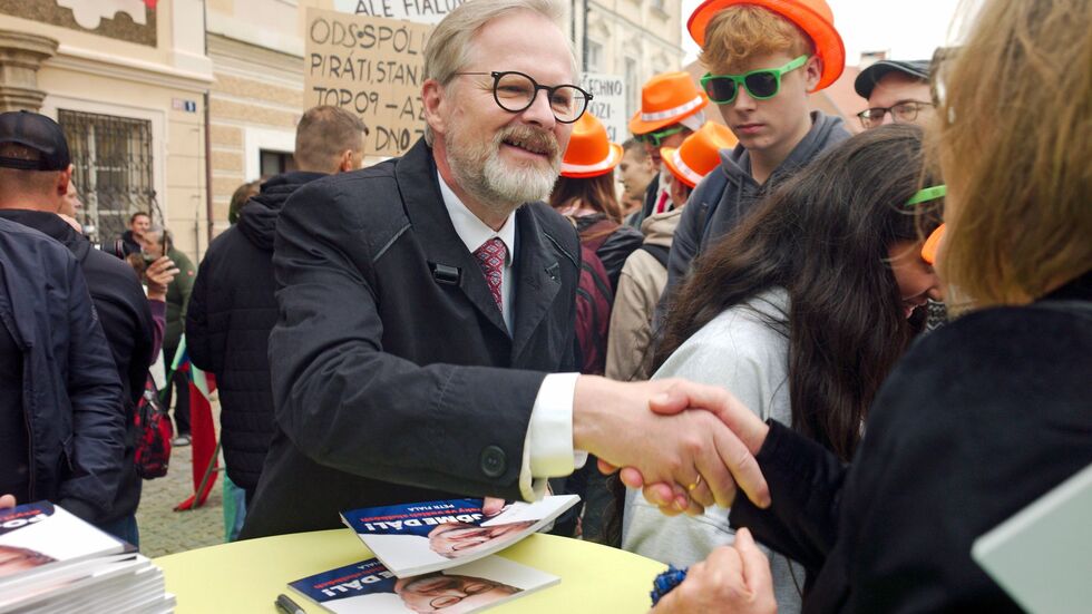 Der tschechische Regierungschef Petr Fiala wirbt bei einem Wahlkampfauftritt in der Unesco-Welterbestadt Kutna Hora, rund 60 Kilometer östlich von Prag, um Stimmen. (Archivbild)