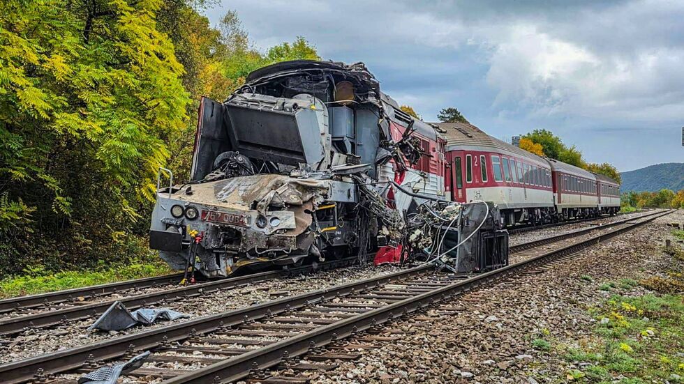 Die Unfallstelle nach dem Zusammenstoß zweier Schnellzüge. Die Unfallstelle nach dem Zusammenstoß zweier Schnellzüge.
