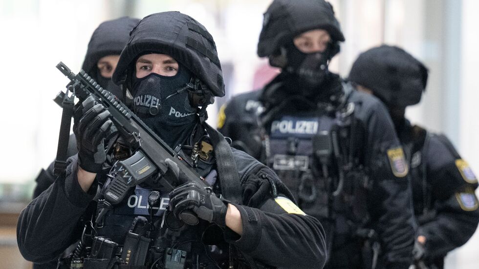 Besucher flohen, es gab Verletzte. Die Polizei sieht aktuell keine Gefahr mehr. Besucher flohen, es gab Verletzte. Die Polizei sieht aktuell keine Gefahr mehr.