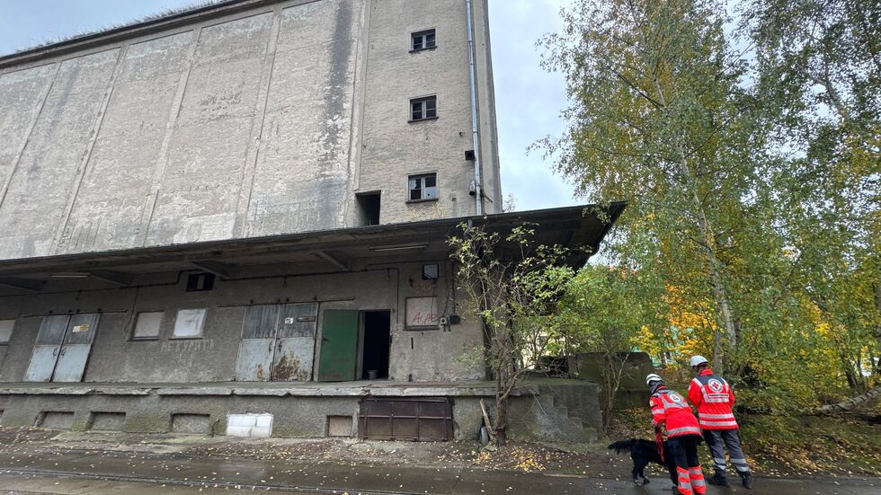 Auch leerstehende Gebäude werden abgesucht. Auch leerstehende Gebäude werden abgesucht.