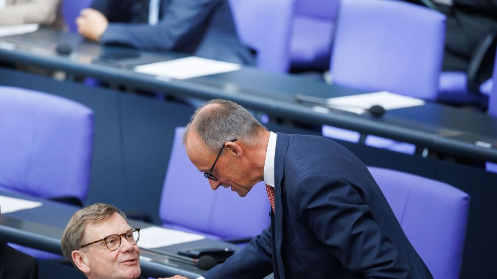 Außenkanzler und Außenminister: Friedrich Merz und Johann Wadephul (beide CDU) während der Generaldebatte zum Haushalt im Bundestag. Außenkanzler und Außenminister: Friedrich Merz und Johann Wadephul (beide CDU) während der Generaldebatte zum Haushalt im Bundestag.