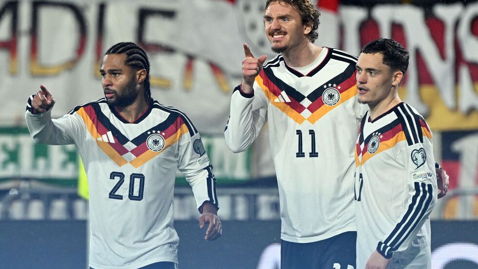 Nick Woltemade jubelt über eines seiner beiden Tore. 