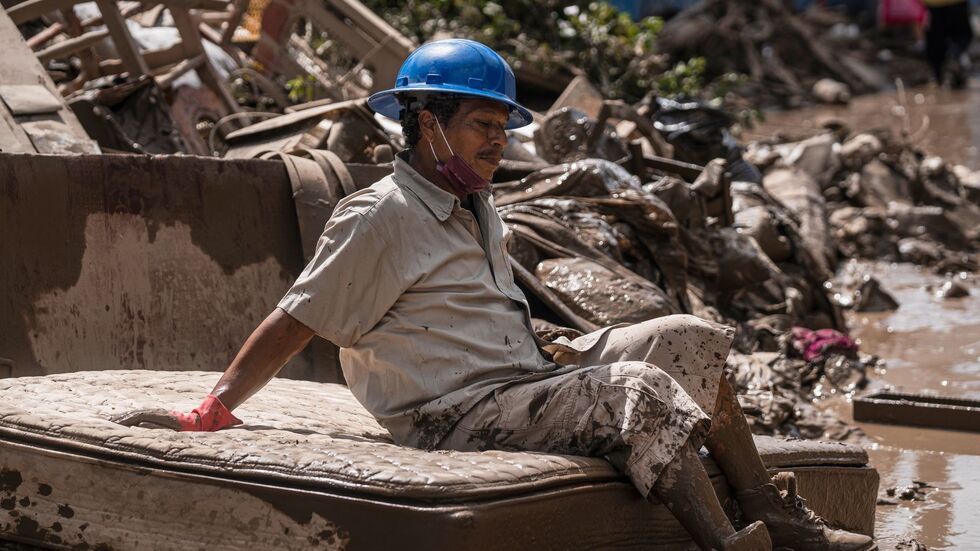 Anwohner brauchen Hilfe, ihre Häuser sind voller Schlamm und Trümmer. Anwohner brauchen Hilfe, ihre Häuser sind voller Schlamm und Trümmer.