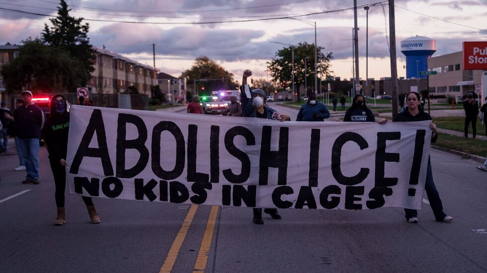In dem Vorort von Chicago wird seit Wochen gegen das Vorgehen der Einwanderungsbehörde ICE protestiert. (Archivbild) In dem Vorort von Chicago wird seit Wochen gegen das Vorgehen der Einwanderungsbehörde ICE protestiert. (Archivbild)