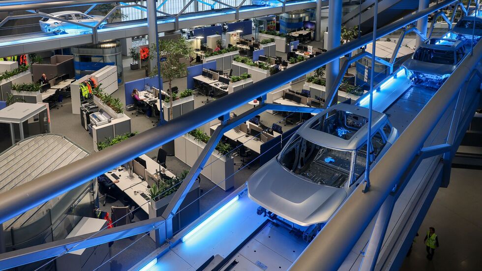 Im BMW-Werk Leipzig rollt seit 20 Jahren die Produktion – jetzt kündigt der Autobauer weitere Millioneninvestitionen an. Im BMW-Werk Leipzig rollt seit 20 Jahren die Produktion – jetzt kündigt der Autobauer weitere Millioneninvestitionen an.