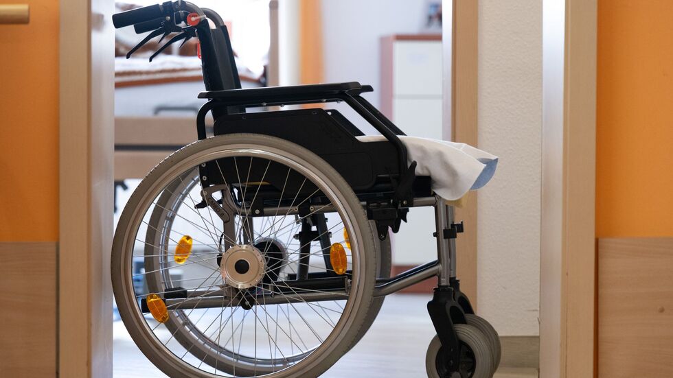 Wer alt wird, wird häufiger krank. Eine alternde Bevölkerung bedeutet für die Krankenkassen stark steigende Ausgaben. (Symbolbild) Wer alt wird, wird häufiger krank. Eine alternde Bevölkerung bedeutet für die Krankenkassen stark steigende Ausgaben. (Symbolbild)