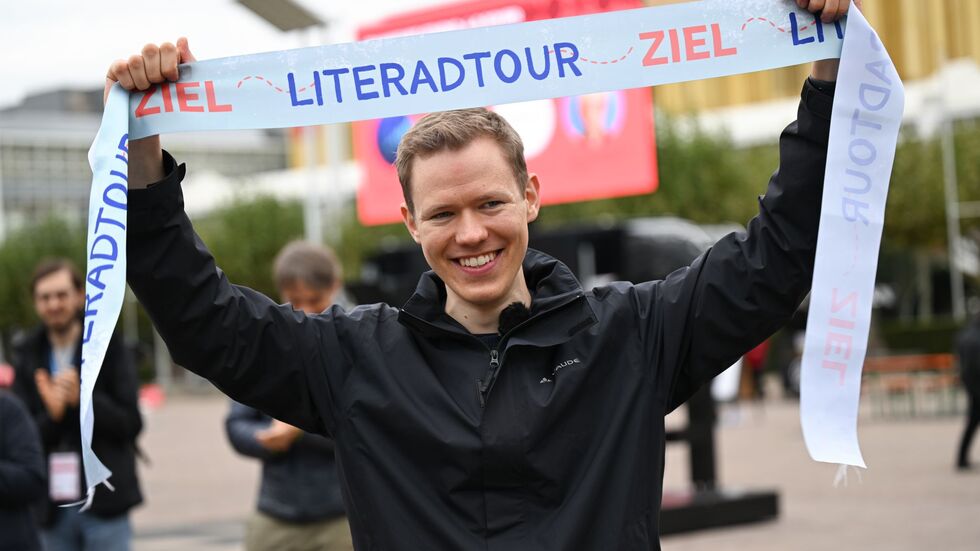 Endlich in Frankfurt! Im Innenhof der Buchmesse war der 27-Jährige am Ziel. Endlich in Frankfurt! Im Innenhof der Buchmesse war der 27-Jährige am Ziel.