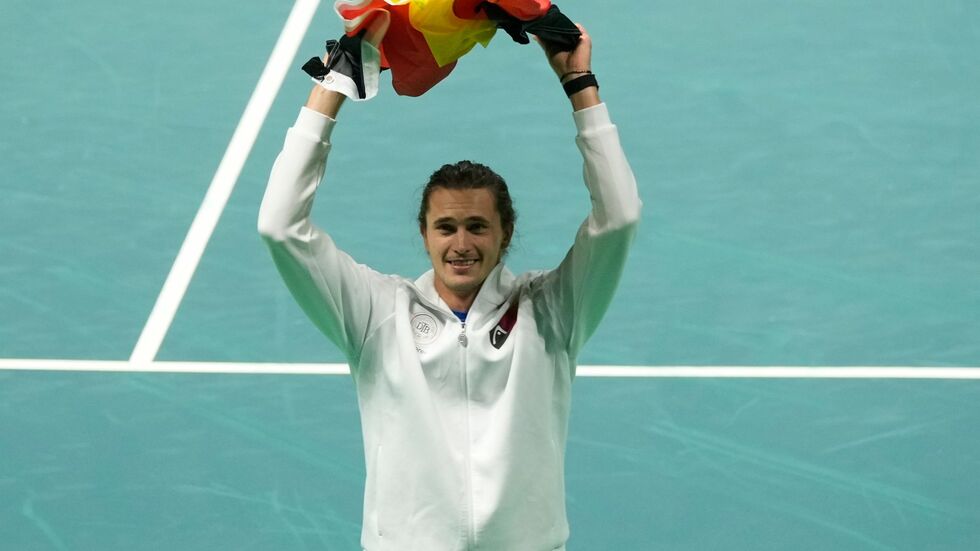 Zverev jubelte mit Deutschland-Fahne über den Viertelfinalsieg gegen Argentinien. Zverev jubelte mit Deutschland-Fahne über den Viertelfinalsieg gegen Argentinien.