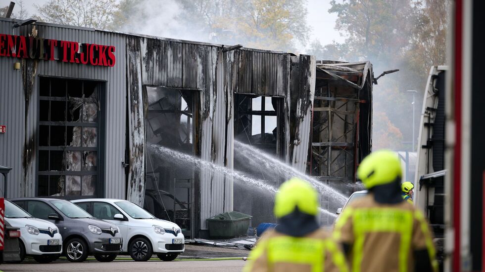 Auch wurden mehrere Fahrzeuge auf dem Gelände beschädigt. Auch wurden mehrere Fahrzeuge auf dem Gelände beschädigt.