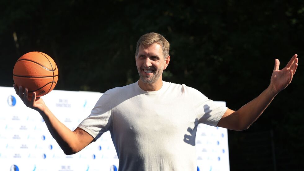 Dirk Nowitzki spielte mit den Kindern Basketball.