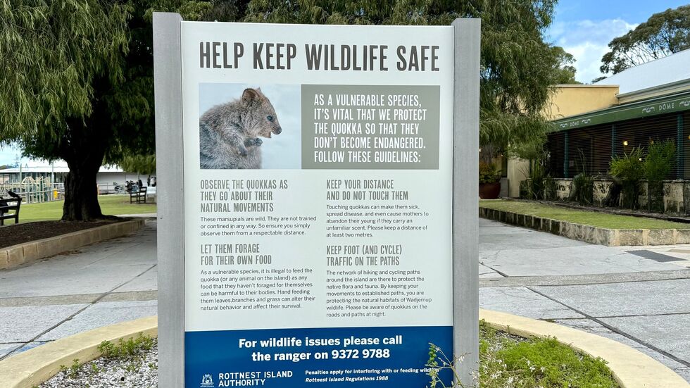 Schilder erläutern den richtigen Umgang mit den Beuteltieren. Schilder erläutern den richtigen Umgang mit den Beuteltieren.