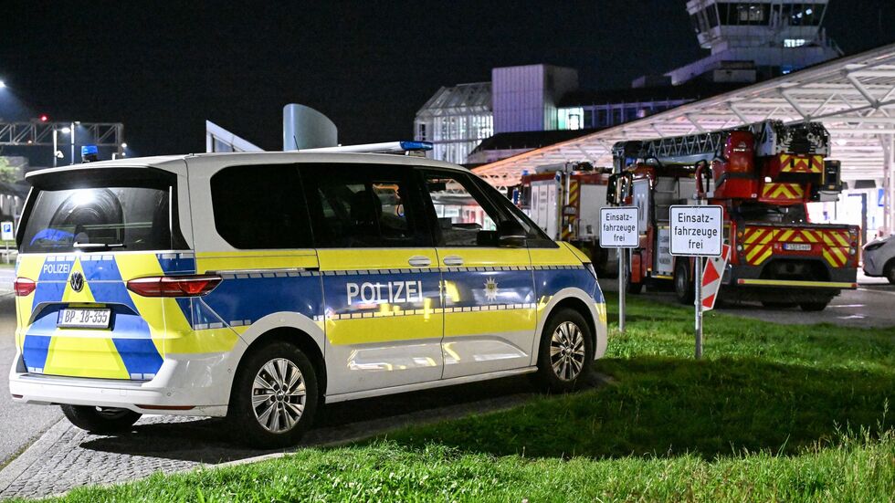 Polizei und Feuerwehr sind nach Drohnensichtungen und Flugausfällen am Flughafen München im Einsatz.