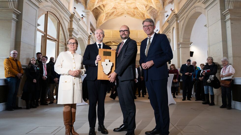 Zur symbolischen Schlüsselübergabe der rekonstruierten Schlosskapelle im Dresdner Residenzschloss war auch Kulturstaatsminister Wolfram Weimer angereist. 