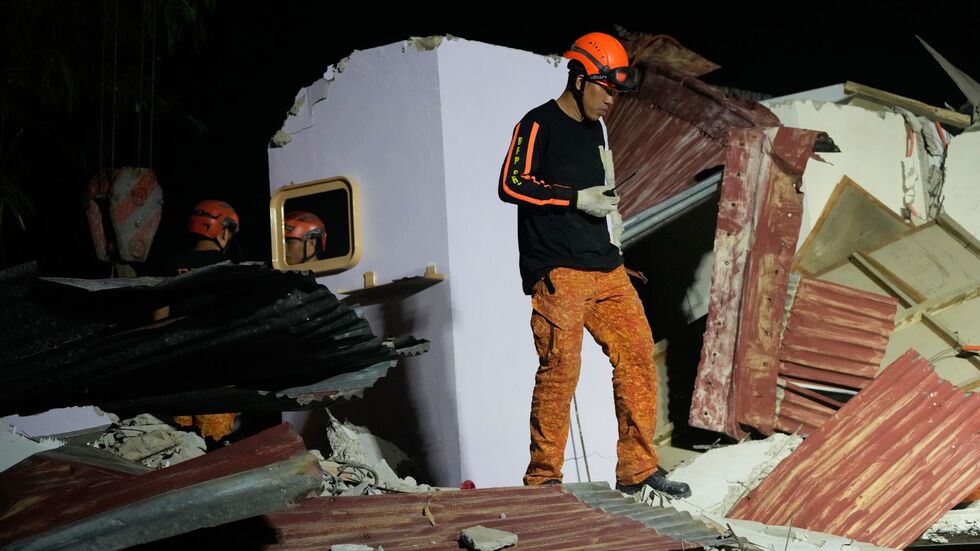 Retter suchten weiter nach möglichen Verschütteten. Retter suchten weiter nach möglichen Verschütteten.