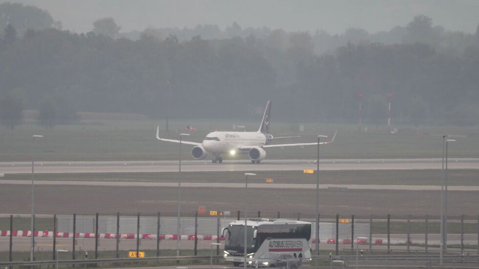 Am Morgen wurde der Flugbetrieb wieder aufgenommen. Am Morgen wurde der Flugbetrieb wieder aufgenommen.