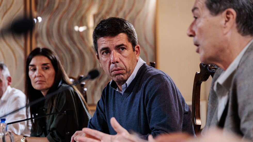 Regionalpräsident Carlos Mazón (Mitte) steht in der Kritik. (Archivfoto)