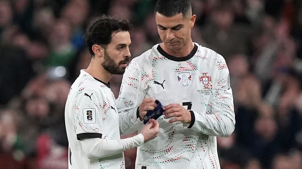 Cristiano Ronaldo (r) musste wegen seiner Roten Karte vom Platz - und die Kapitänsbinde abgeben.