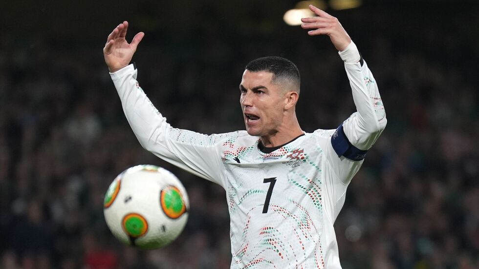 Cristiano Ronaldo reagiert impulsiv beim Spiel in Irland. 