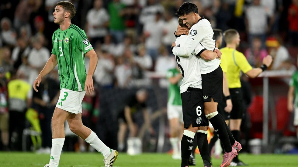 Kapitän Joshua Kimmich feiert nach dem Schlusspfiff Torschütze Nadiem Amiri. 