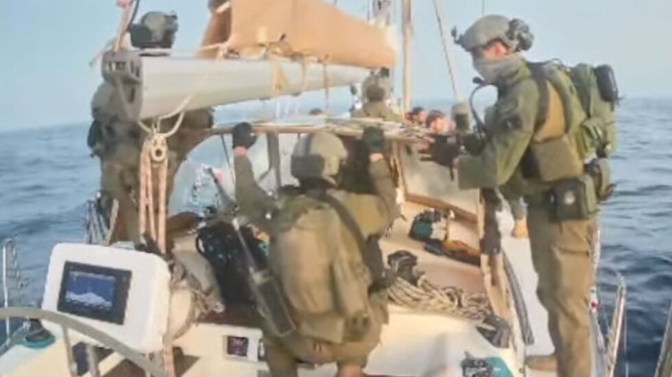 Maskierte israelische Soldaten haben die Boote der Gaza-Hilfsflotte vor Erreichen des Küstenstreifens geentert und die Besatzungen in Gewahrsam genommen. Maskierte israelische Soldaten haben die Boote der Gaza-Hilfsflotte vor Erreichen des Küstenstreifens geentert und die Besatzungen in Gewahrsam genommen.