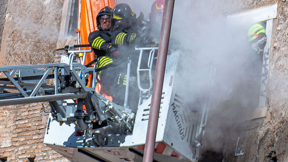 Während des Rettungseinsatzes der Feuerwehr stürzte ein weiterer Teil des Turms ein. Während des Rettungseinsatzes der Feuerwehr stürzte ein weiterer Teil des Turms ein.