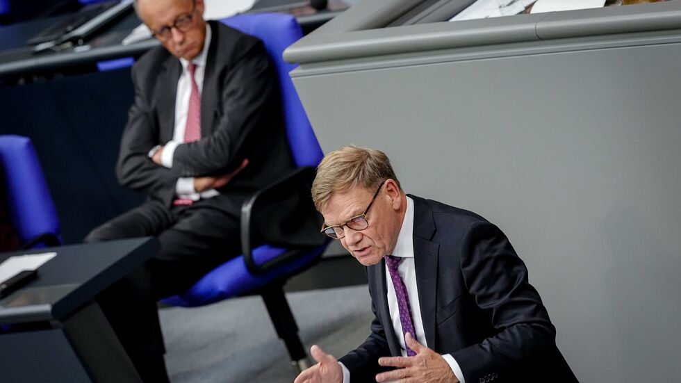 Auf den Wirbel um die Syrien-Äußerungen seines Außenministers Johann Wadephul hätte Kanzler Friedrich Merz (beide CDU) wohl gerne verzichtet. Auf den Wirbel um die Syrien-Äußerungen seines Außenministers Johann Wadephul hätte Kanzler Friedrich Merz (beide CDU) wohl gerne verzichtet.