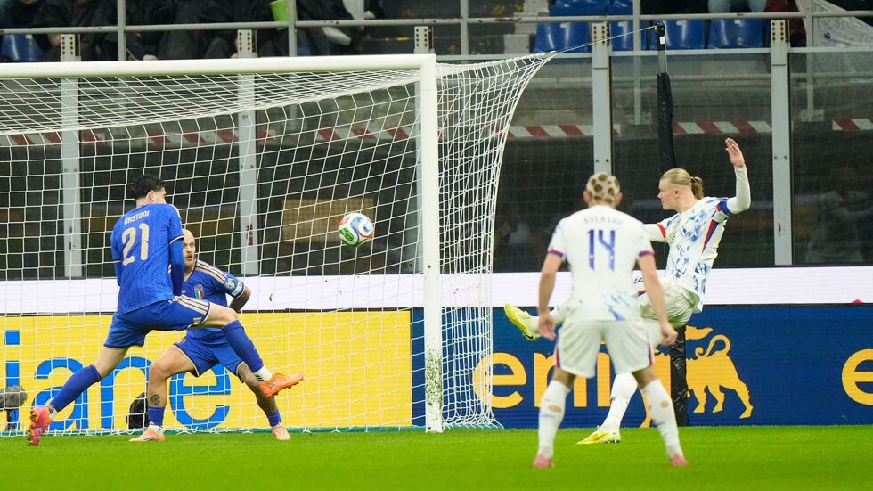Mit den Qualifikationstoren 15 und 16 dreht Norwegens Super-Torjäger Erling Haaland (r) in Italien die Partie.