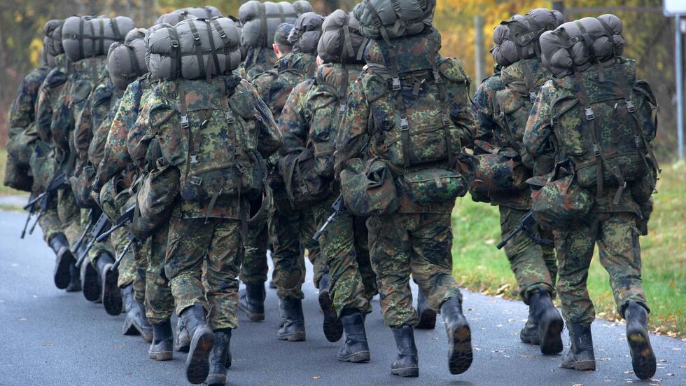 Fragebogen, Musterung, höhere Bezahlung, Zuschuss zum Führerschein – ob über das neue Wehrdienstgesetz ab 2026 genügend Freiwillige gewonnen werden können, ist die große Frage. Fragebogen, Musterung, höhere Bezahlung, Zuschuss zum Führerschein – ob über das neue Wehrdienstgesetz ab 2026 genügend Freiwillige gewonnen werden können, ist die große Frage.