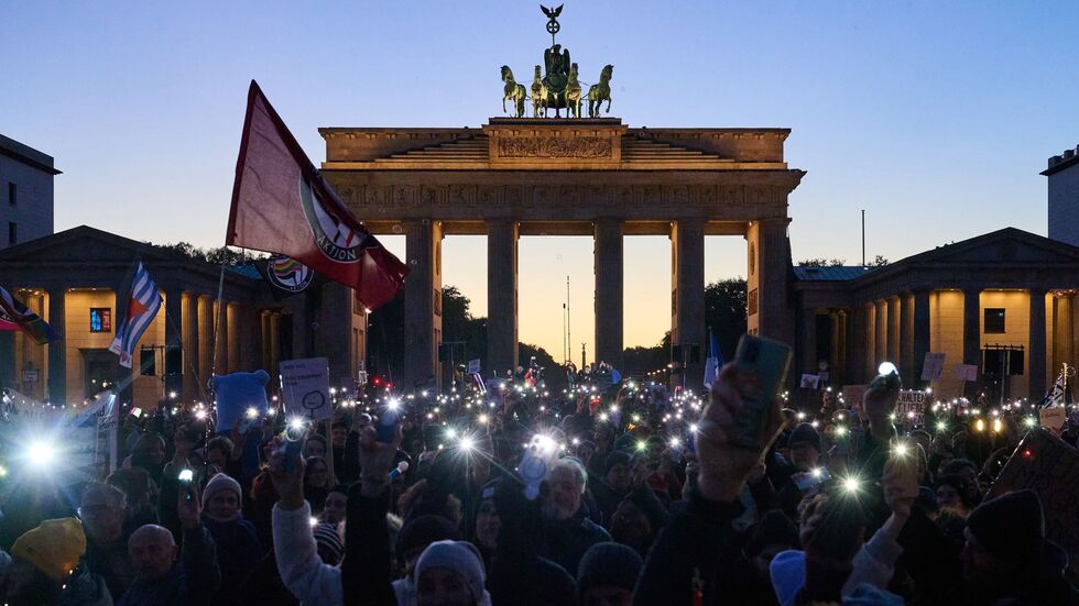 Die Demonstranten trafen sich für ihren Protest vor dem Brandenburger Tor. 