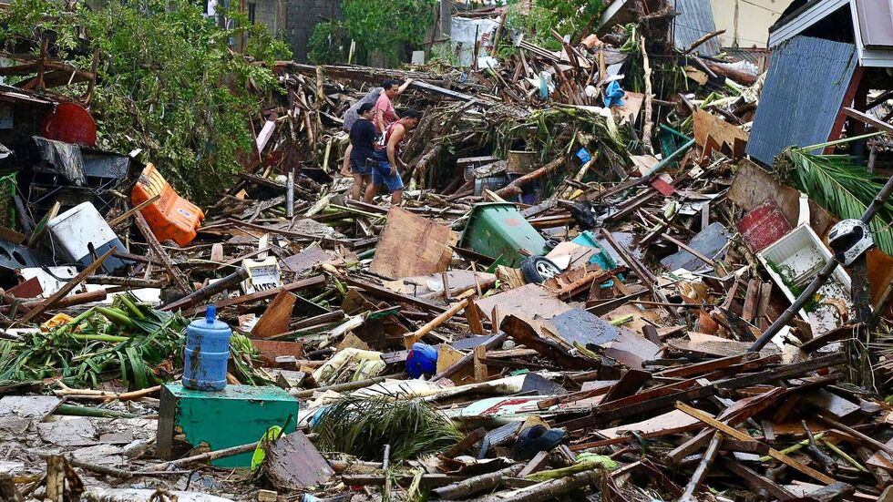 Der Taifun hatte mit heftigen Böen gewütet. Der Taifun hatte mit heftigen Böen gewütet.