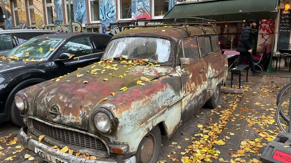 Der Oldtimer musste umparken, weil Parkplätze im Kiez schwinden. Sein neuer Standort ist fast gegenüber vom alten. Der Oldtimer musste umparken, weil Parkplätze im Kiez schwinden. Sein neuer Standort ist fast gegenüber vom alten.