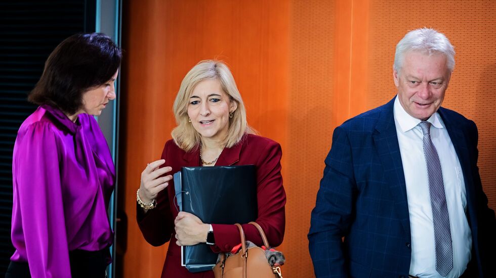 Gesundheitsministerin Nina Warken (CDU, mitte) brachte die Gesetzesänderung ins Kabinett ein.