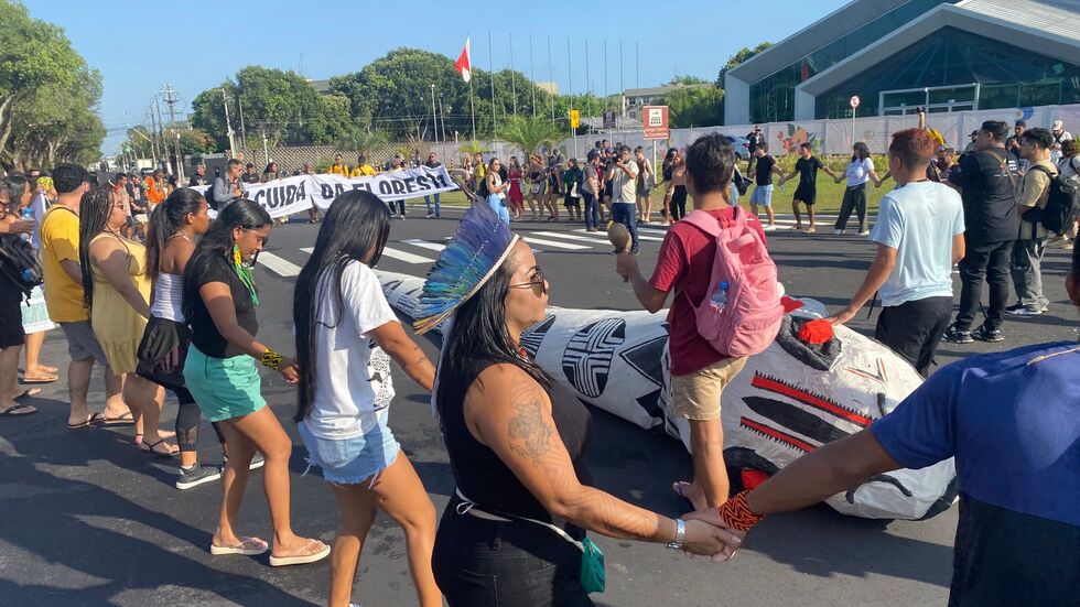 Aktivisten tanzen, um anlässlich der Weltklimakonferenz #COP30 zu protestieren. Aktivisten tanzen, um anlässlich der Weltklimakonferenz #COP30 zu protestieren.