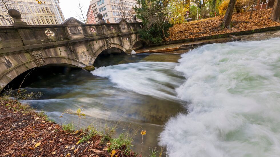 Die berühmte Eisbachwelle in München baut sich nicht mehr auf. Surfen ist dort zurzeit unmöglich. Die berühmte Eisbachwelle in München baut sich nicht mehr auf. Surfen ist dort zurzeit unmöglich.